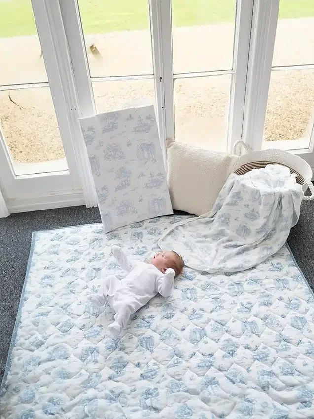 La alfombra de juego acolchada «Gilded Bird Spring Toile»