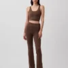 Leggings GapFit Smooth con cintura doblada y corte mini acampanado