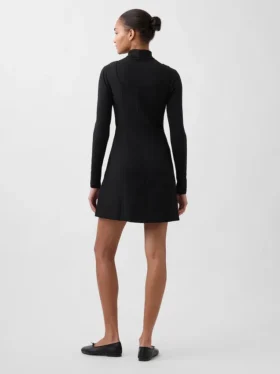 Mini vestido con costuras y tejido elástico en dos direcciones