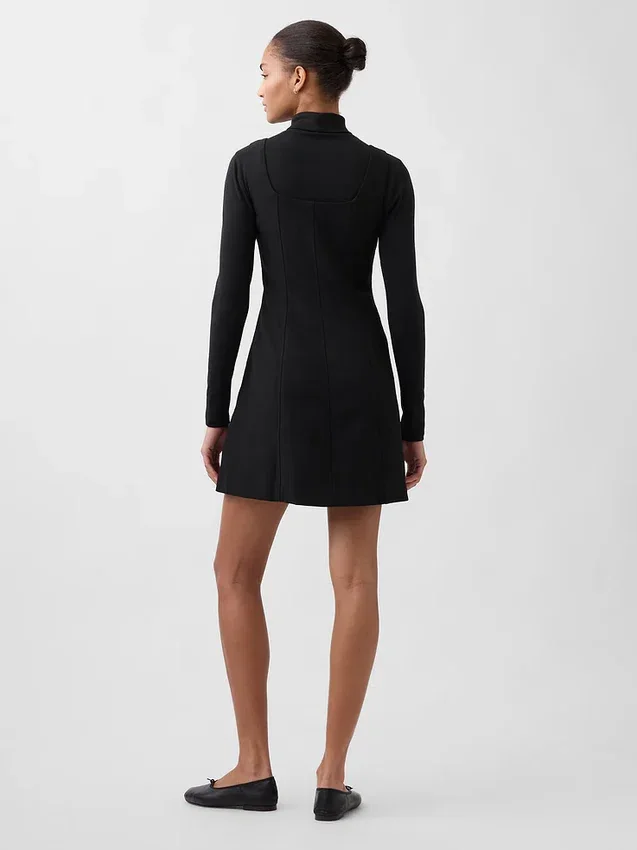 Mini vestido con costuras y tejido elástico en dos direcciones