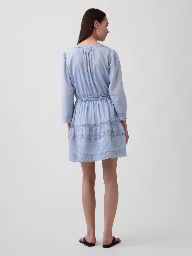 Mini vestido con ribete de encaje