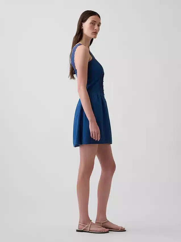 Mini vestido de cintura baja con pinzas