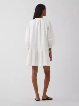 Mini vestido de cintura baja con ribete de encaje