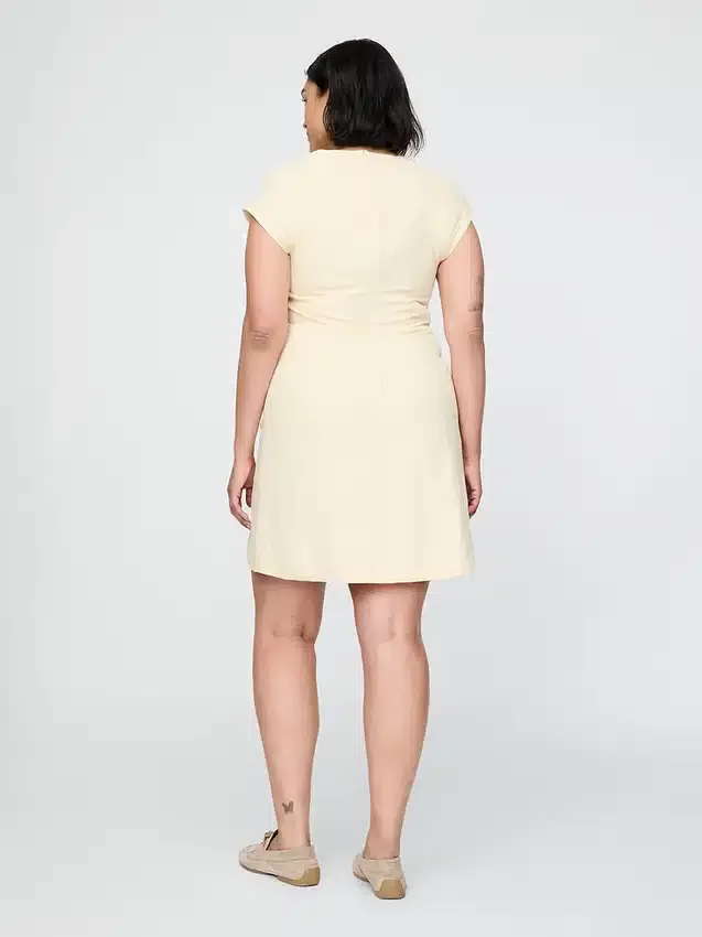 Mini vestido de mezcla de lino con mangas casquillo