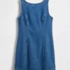 Mini vestido de mezclilla con cuello de barco y espalda abierta