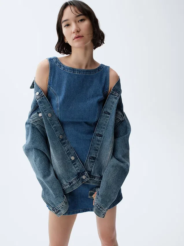 Mini vestido de mezclilla con cuello de barco y espalda abierta