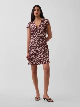 Mini vestido estampado con cuello en V
