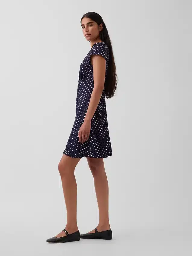 Mini vestido estampado con cuello en V