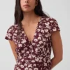 Mini vestido estampado con cuello en V