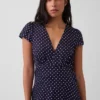 Mini vestido estampado con cuello en V