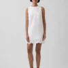 Mini vestido recto con dobladillo de ojales