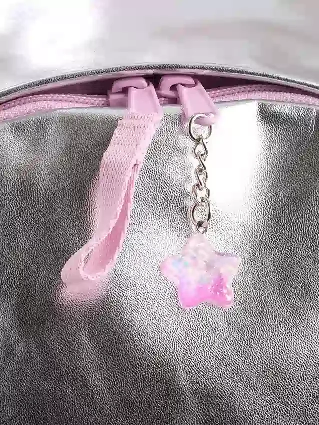 Mochila infantil con dijes metalizados