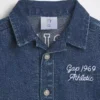Mono corto de mezclilla para bebé con el Gap Logo