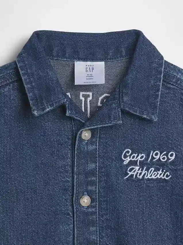 Mono corto de mezclilla para bebé con el Gap Logo