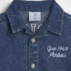Mono corto de mezclilla para bebé con el Gap Logo