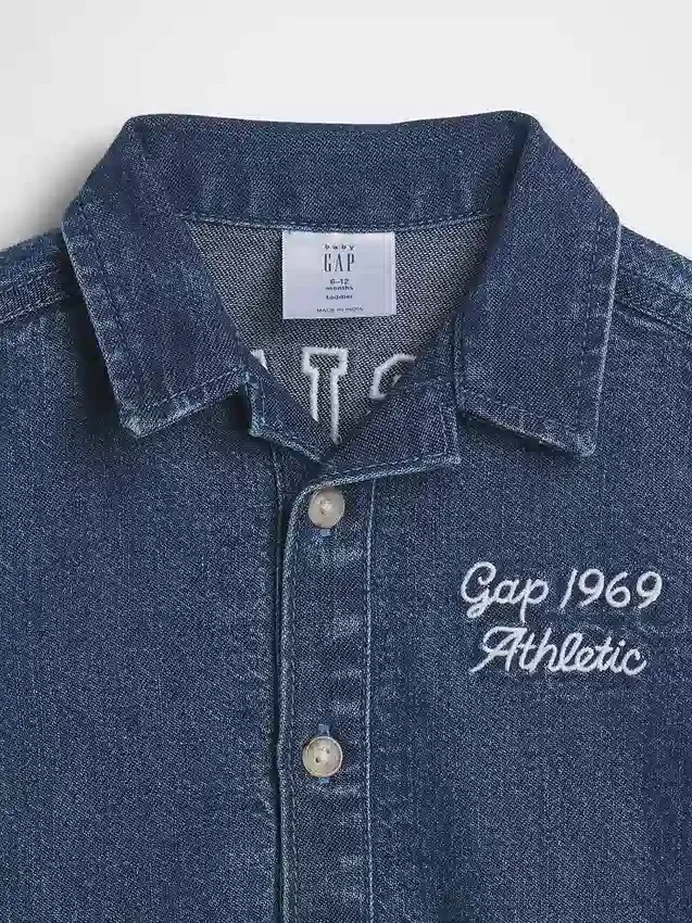 Mono corto de mezclilla para bebé con el Gap Logo