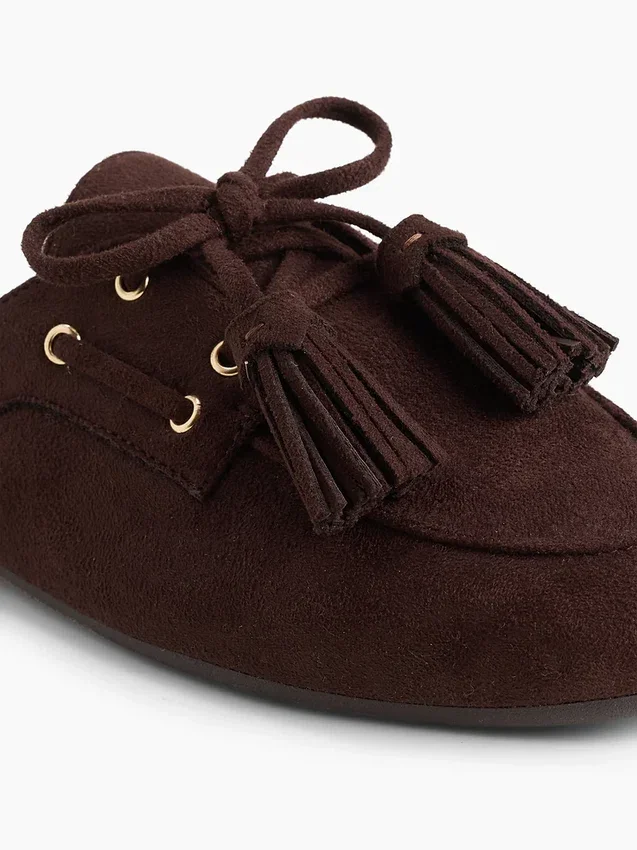 Mules veganas de gamuza con borlas