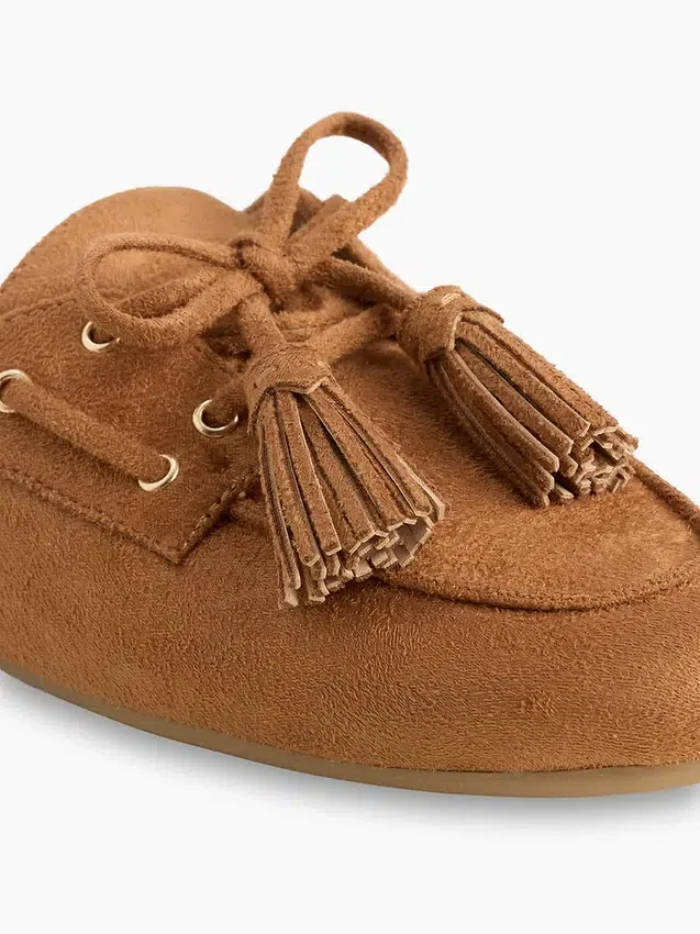 Mules veganas de gamuza con borlas