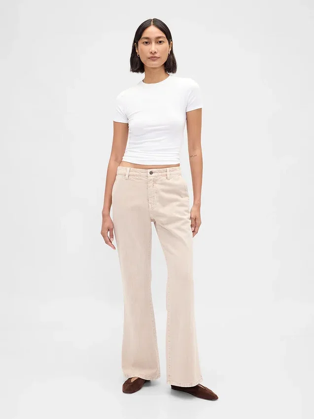 Pantalones caqui acampanados de talle bajo y corte holgado