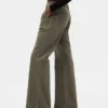 Pantalones caqui acampanados de talle bajo y corte holgado