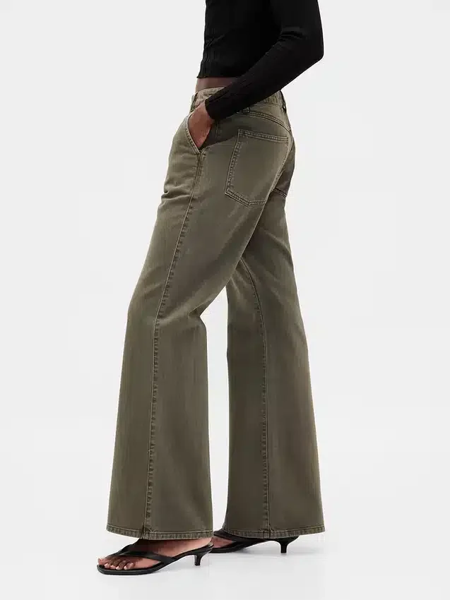 Pantalones caqui acampanados de talle bajo y corte holgado