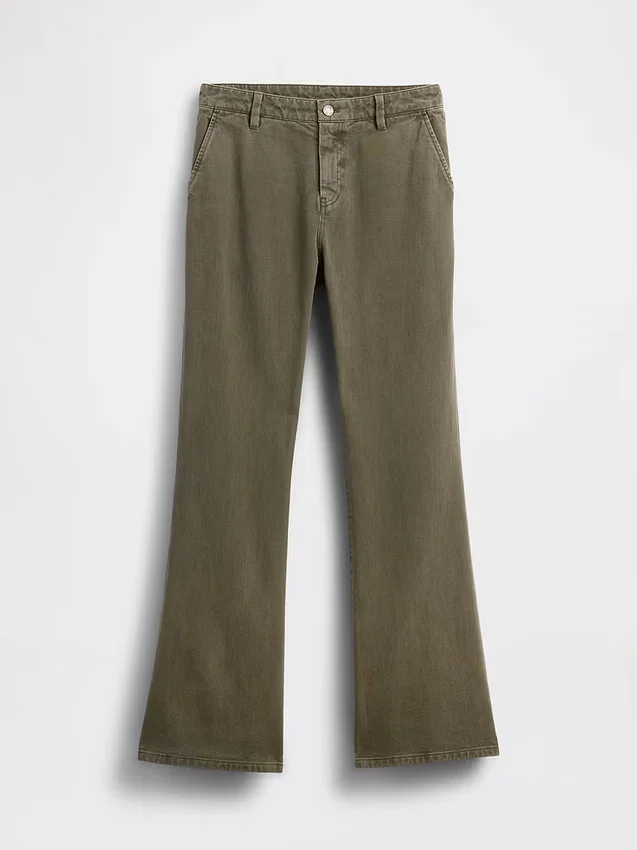 Pantalones caqui acampanados de talle bajo y corte holgado