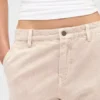 Pantalones caqui acampanados de talle bajo y corte holgado