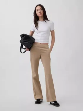 Pantalones caqui ajustados de tiro bajo y corte acampanado
