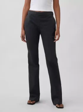 Pantalones caqui ajustados de tiro bajo y corte acampanado