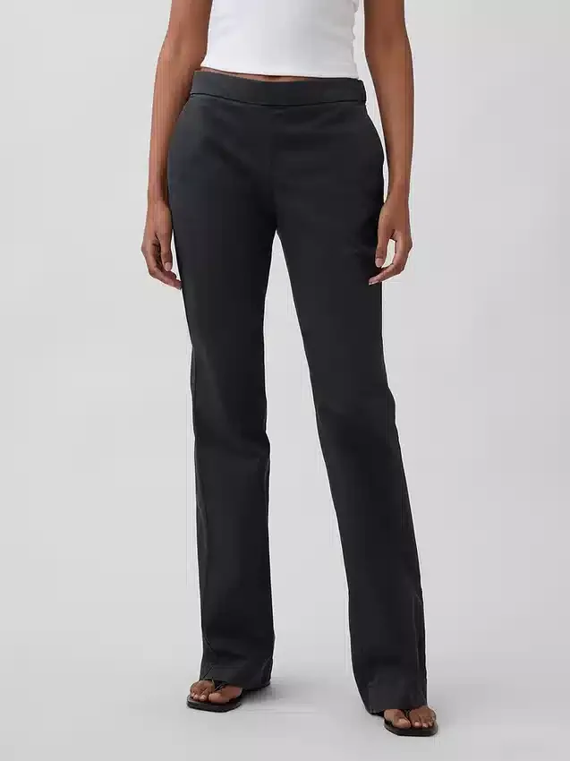 Pantalones caqui ajustados de tiro bajo y corte acampanado