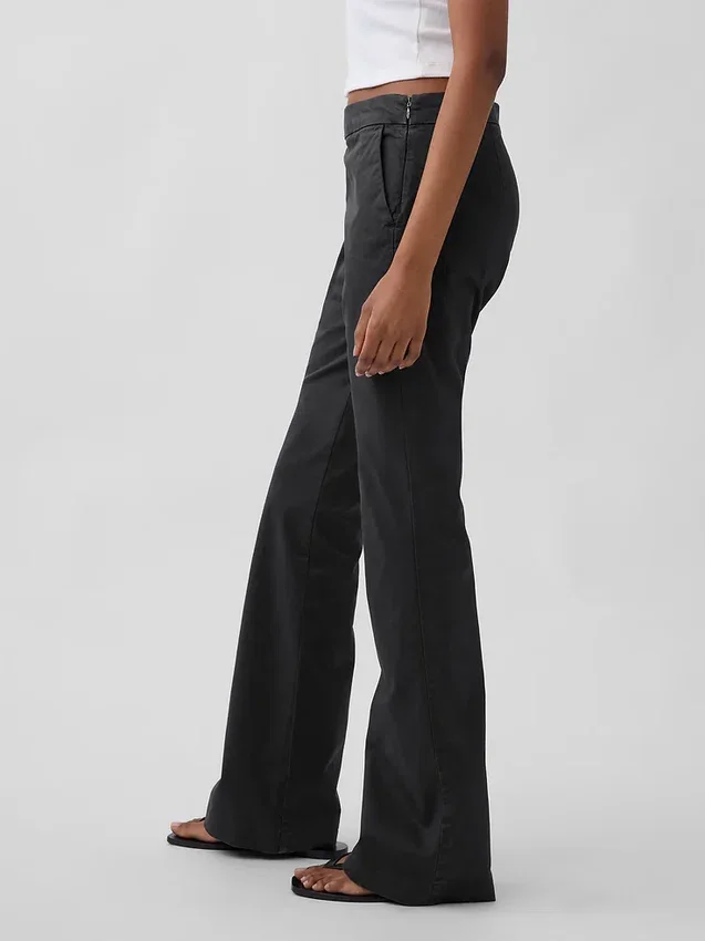 Pantalones caqui ajustados de tiro bajo y corte acampanado