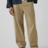 Pantalones caqui holgados y modernos