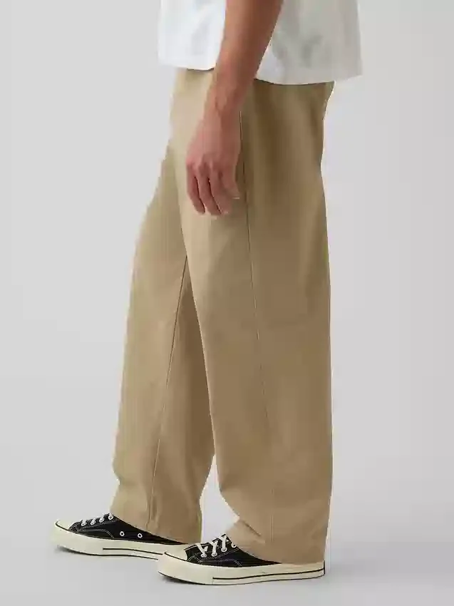 Pantalones caqui holgados y modernos