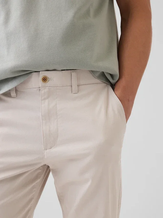 Pantalones caqui modernos de corte ajustado