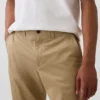 Pantalones caqui modernos de corte ajustado