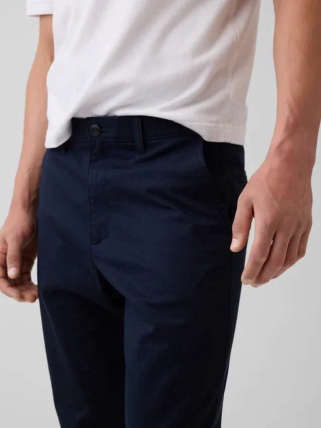 Pantalones caqui modernos de corte ajustado