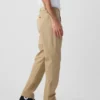 Pantalones caqui modernos de corte cónico