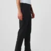 Pantalones caqui modernos de corte cónico