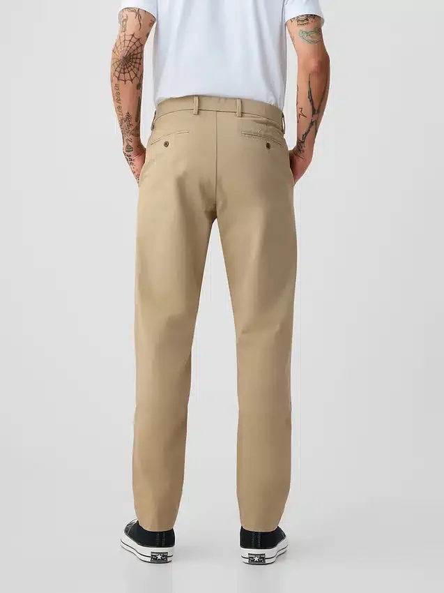 Pantalones caqui modernos de corte cónico