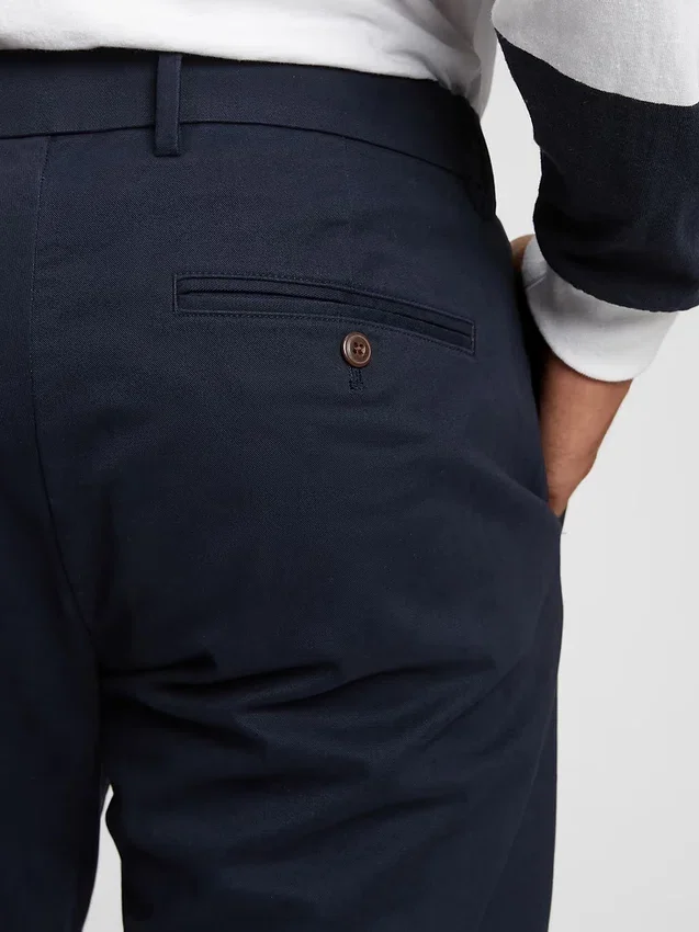 Pantalones caqui modernos de corte cónico