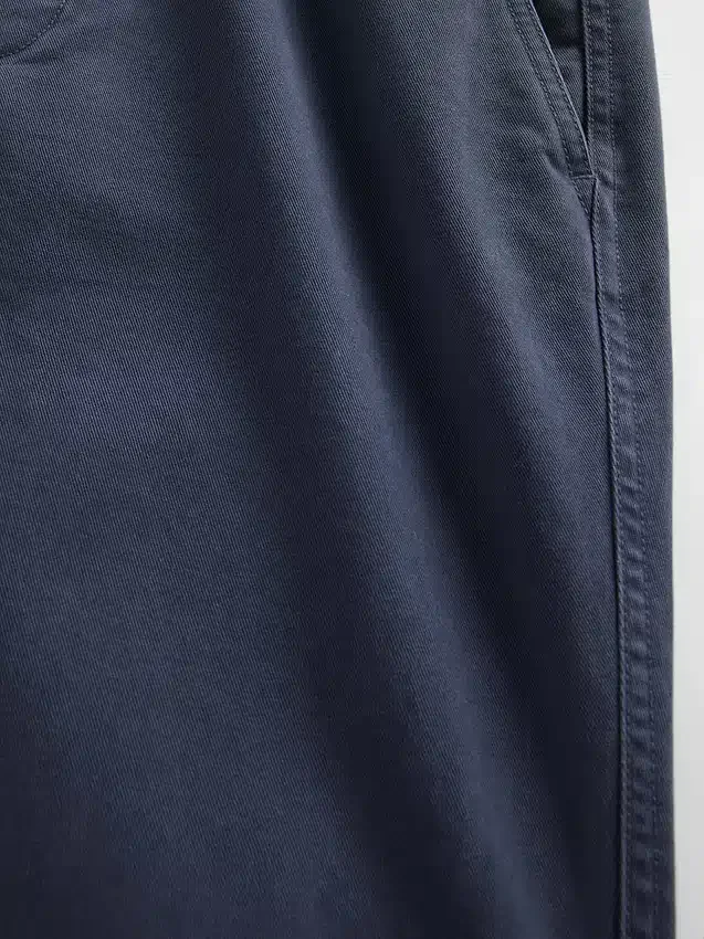 Pantalones caqui rectos de corte relajado en sarga pesada
