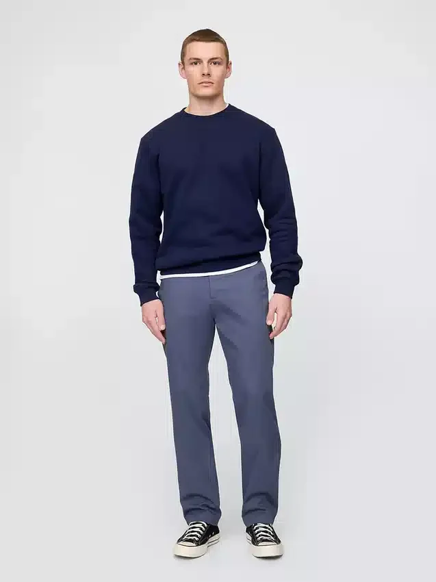 Pantalones caqui rectos modernos