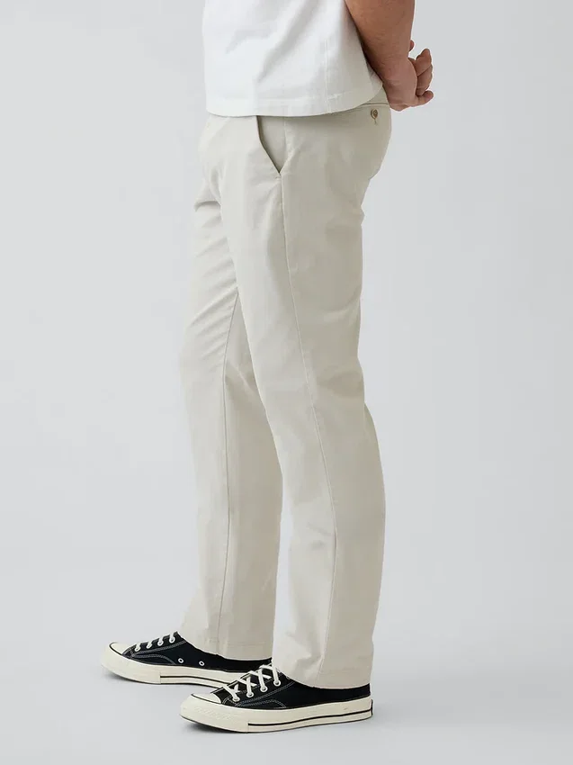 Pantalones caqui rectos modernos