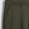 Pantalones caqui rectos modernos