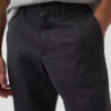 Pantalones caqui rectos modernos