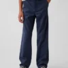 Pantalones caqui rectos y holgados de estilo uniforme moderno para niños