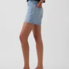 Pantalones cortos de mezclilla de corte recto holgado y talle alto de 3.5"