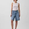 Pantalones cortos de mezclilla de talle medio con microcinturón y corte largo de 11"