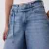 Pantalones cortos de mezclilla de talle medio con microcinturón y corte largo de 11"