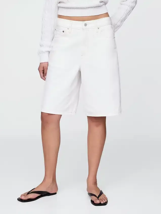 Pantalones cortos de mezclilla de talle medio y corte largo de 11"